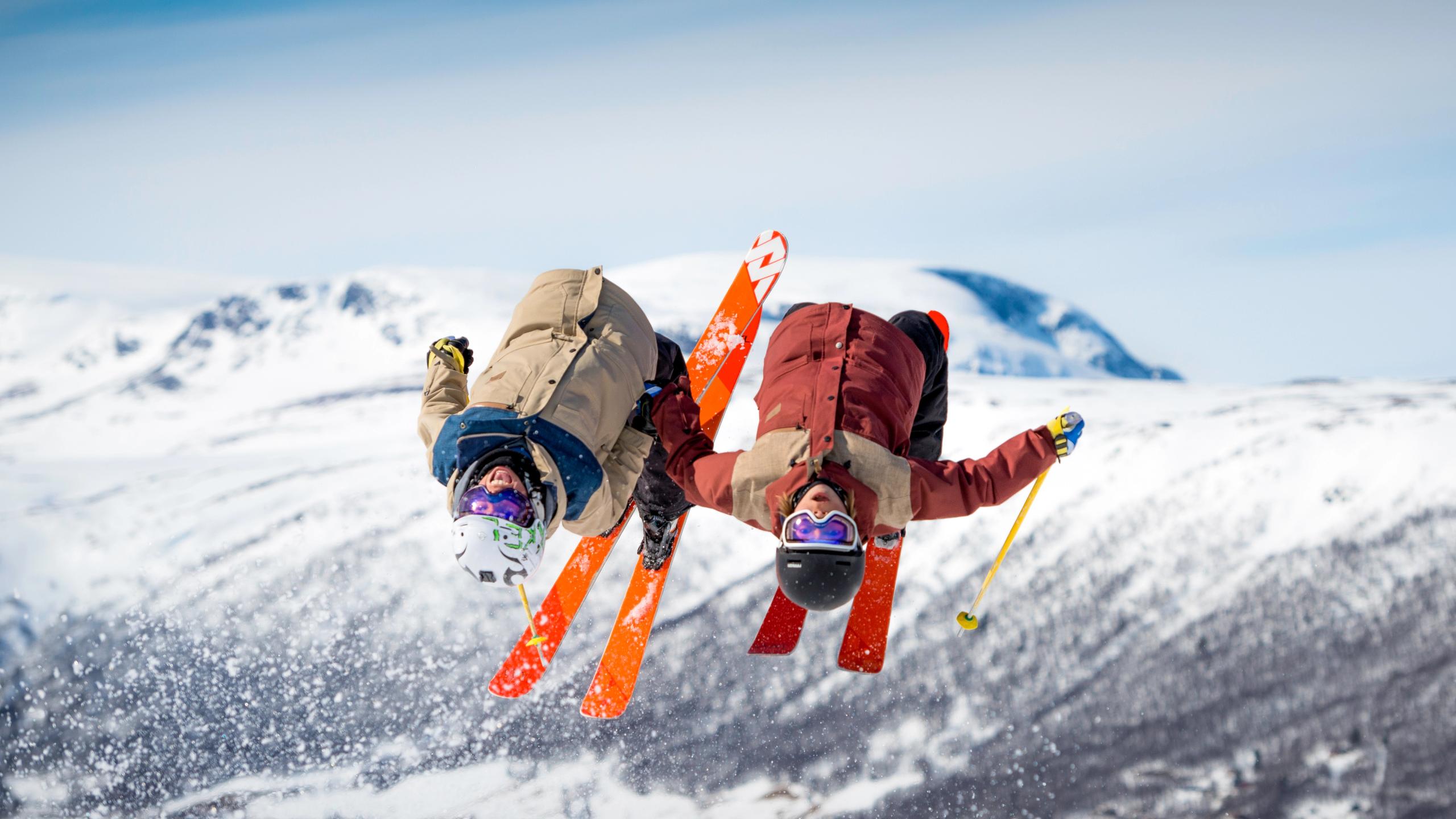 To personer tar baklengs salto på slalåmski på Geilo