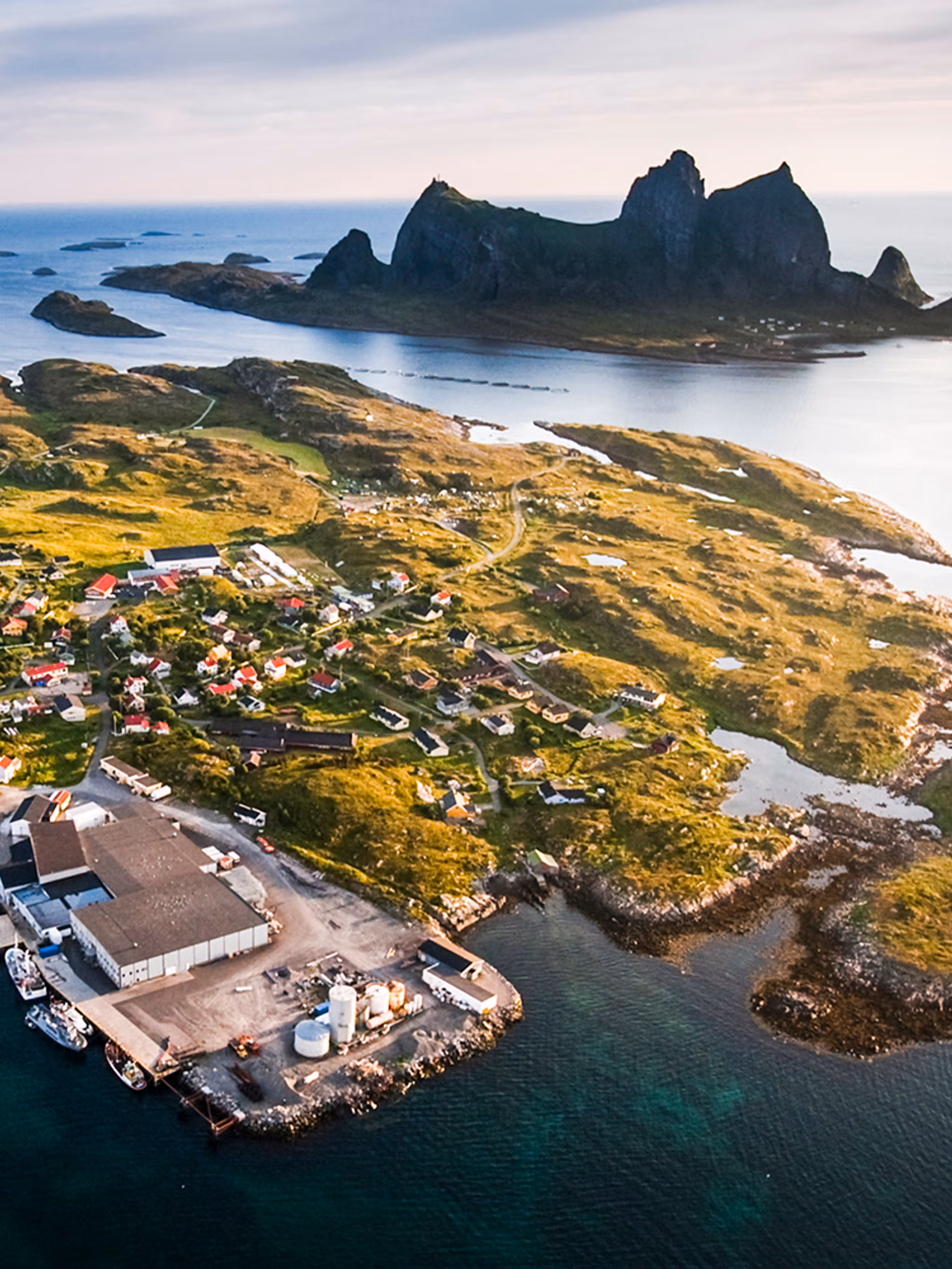 Flygfoto av ön Træna i Helgeland, norra Norge