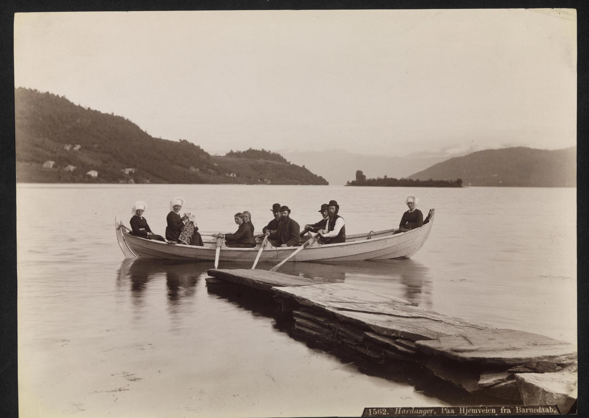 And old photo of people rowing a bota in Hardanger. 