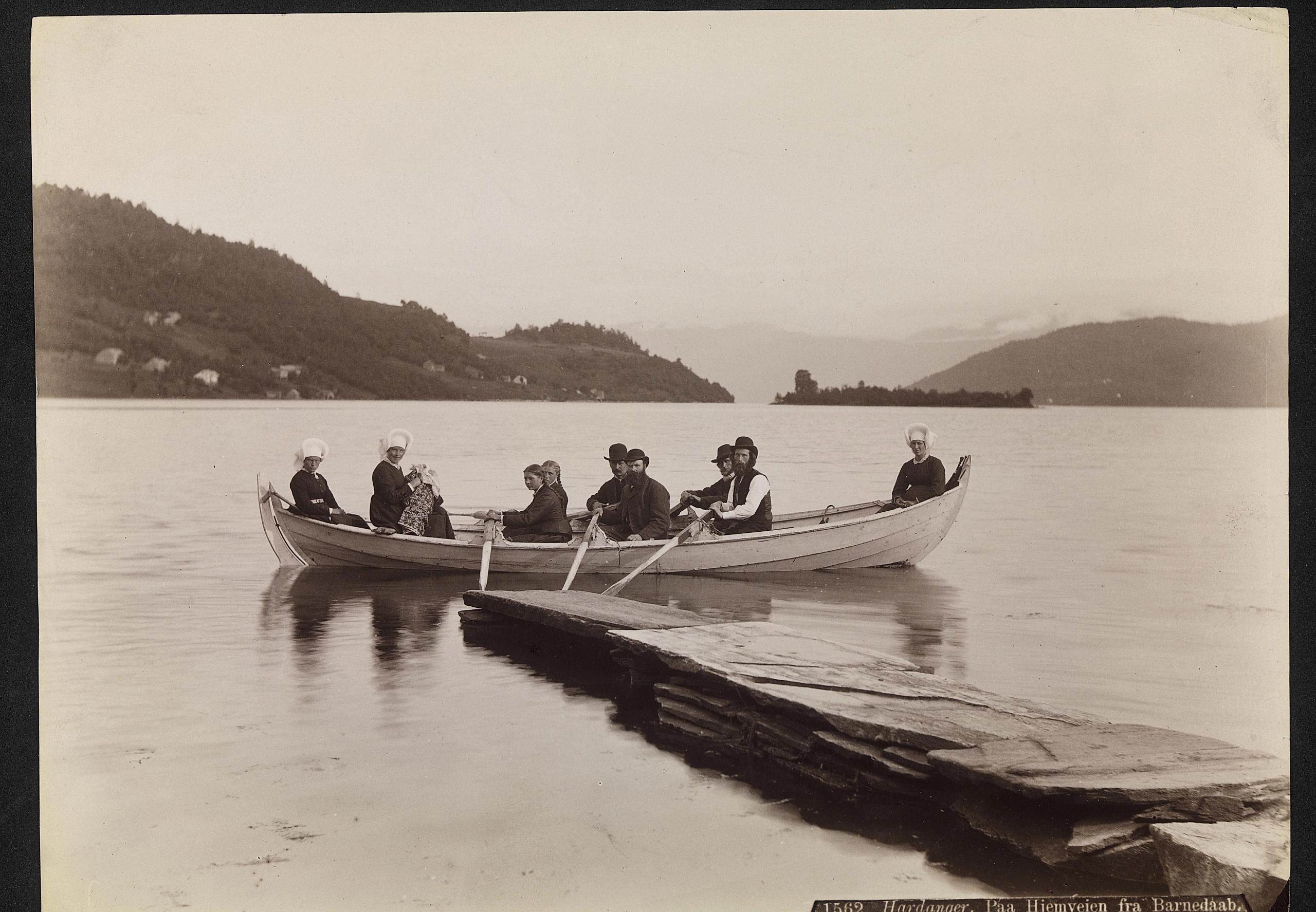 And old photo of people rowing a bota in Hardanger.