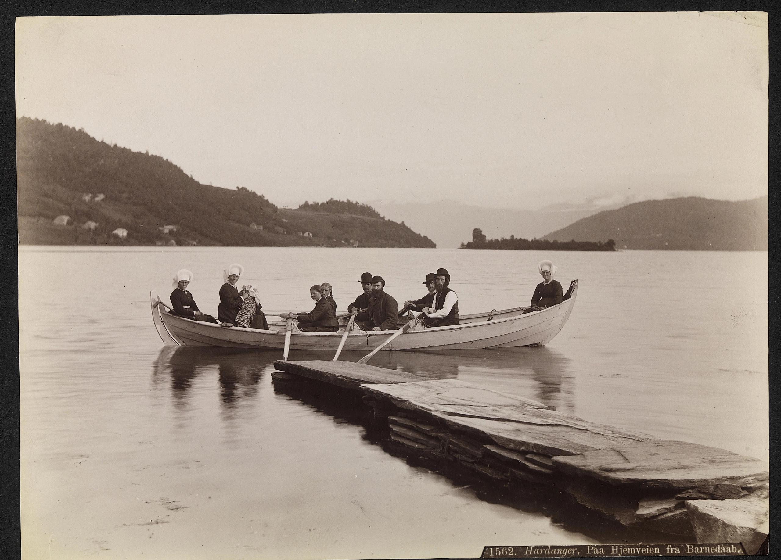 And old photo of people rowing a bota in Hardanger.